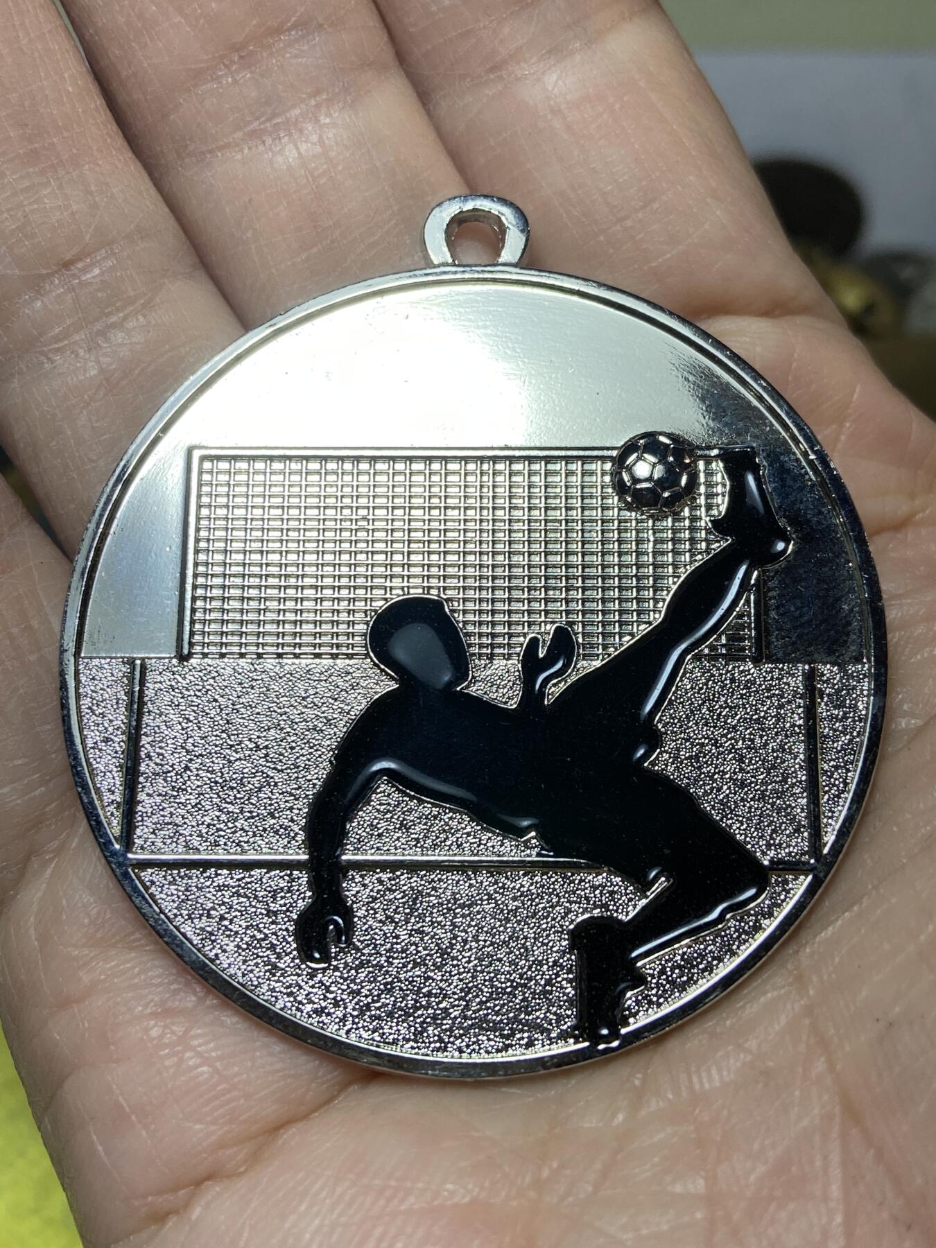 2025年第一百二十七场(总第一百五十三场）外国好品章牌、散币(免佣金) 足球赛奖牌，直径49.4毫米，厚1.2毫米，重14.89克