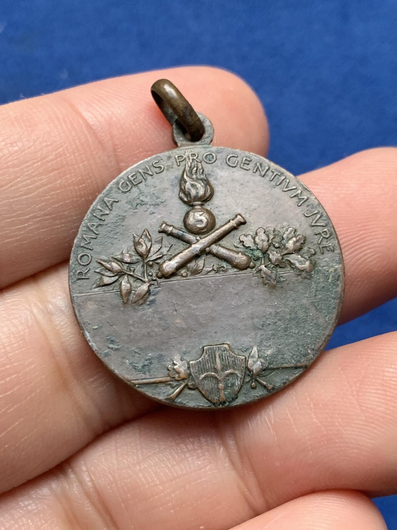 《竞宝斋》第437场 周日，周一2场连拍 （全场包邮） 第5重型野战炮兵团纪念章 8.6克 28mm