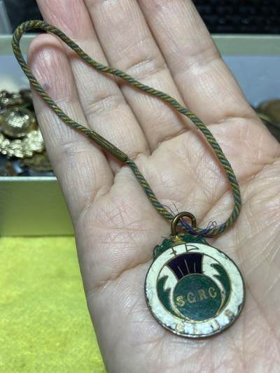 2025年第一百二十七场(总第一百五十三场）外国好品章牌、散币(免佣金) - 苏格兰地区民间社团会员徽章，重8.13克