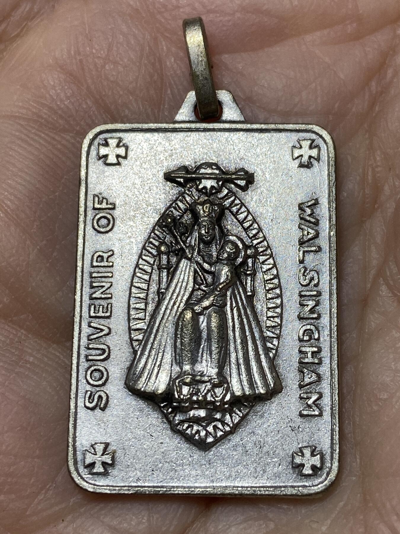 2025年第一百二十七场(总第一百五十三场）外国好品章牌、散币(免佣金) 沃尔辛厄姆圣母显现主题宗教章牌(对应1061年圣母在英国沃尔辛厄姆向贵族显现的传说)，重6.98克