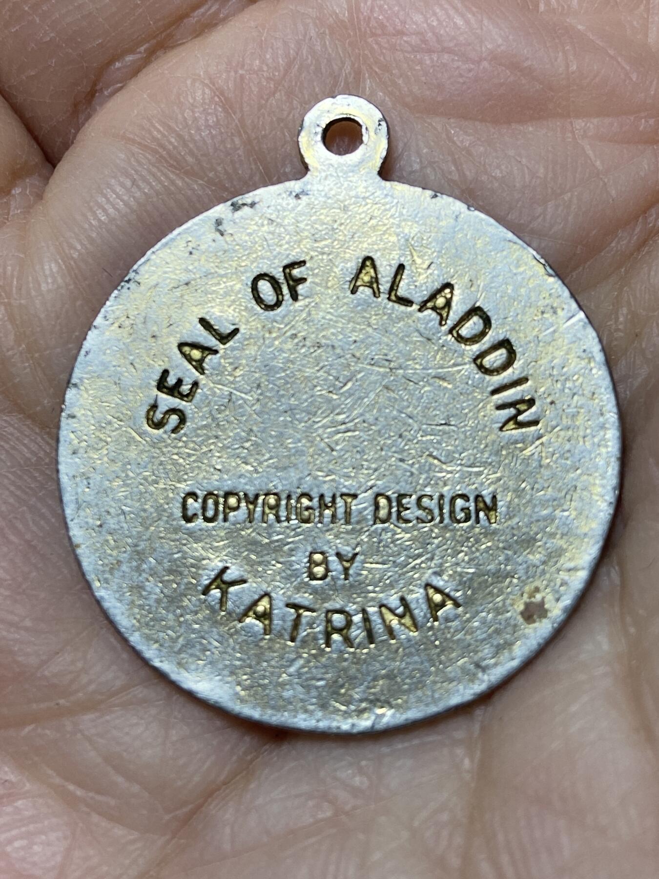 2025年第一百二十七场(总第一百五十三场）外国好品章牌、散币(免佣金) 阿拉丁之印神圣数字组合章牌，重7.90克