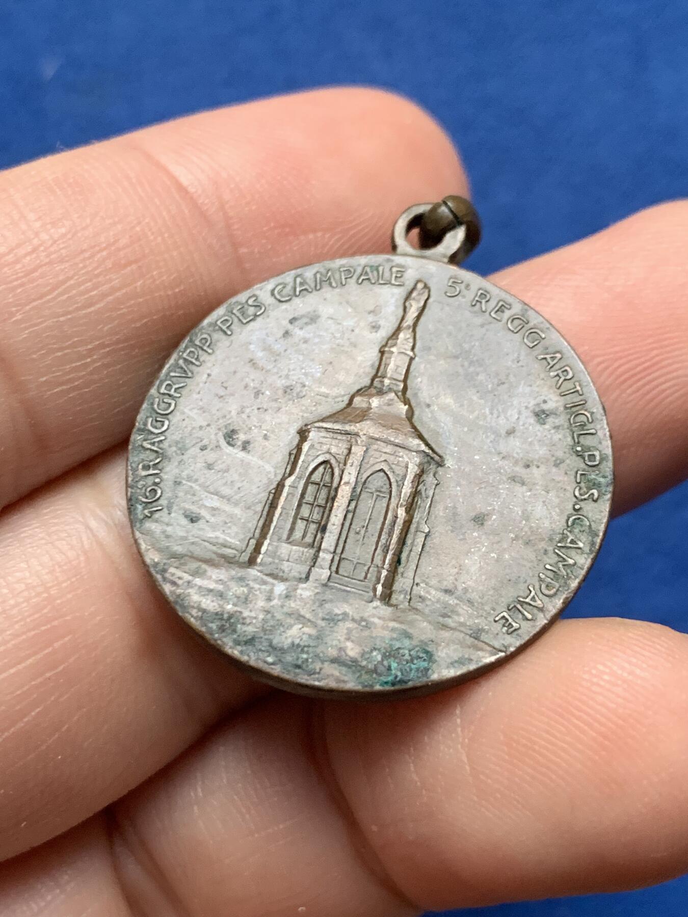 《竞宝斋》第437场 周日，周一2场连拍 （全场包邮） 第5重型野战炮兵团纪念章 8.6克 28mm