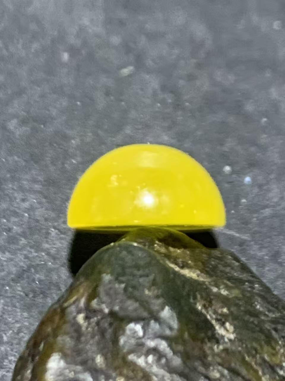 乌克兰蜜蜡随形蛋面一个，