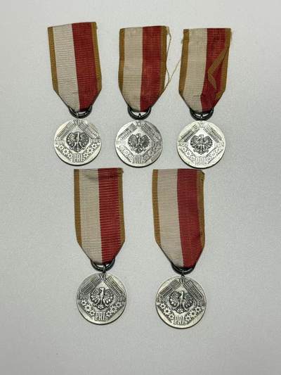 韵星假日精品2025秋季军品类拍卖会-- Rimey Holidays Boutique 2025 Autumn Militaria Sale - 波兰人民共和国成立40周年奖章一组