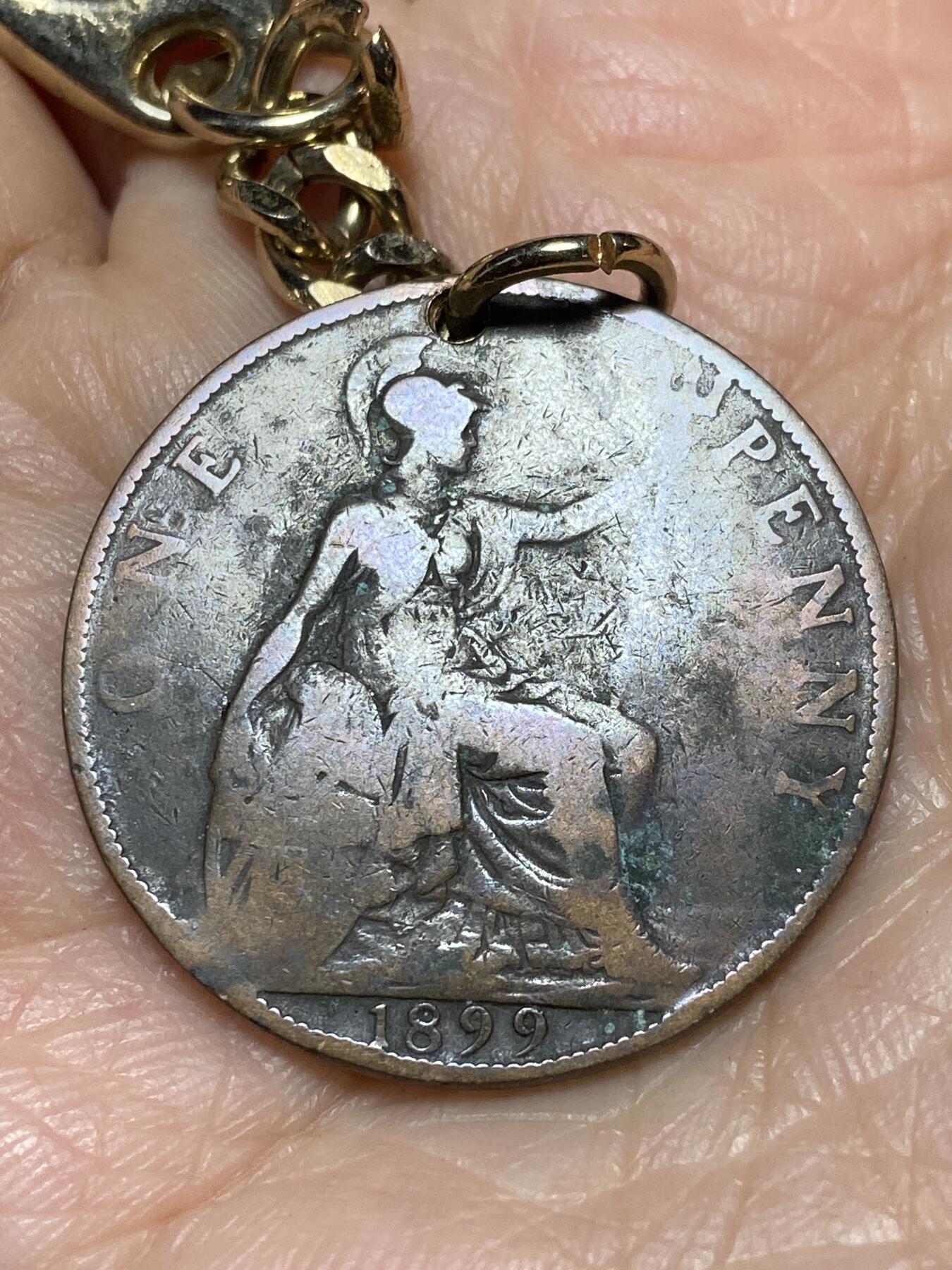 2025年第一百二十七场(总第一百五十三场）外国好品章牌、散币(免佣金) 英国🇬🇧1899年1便士钥匙扣(维多利亚女王老年披纱)，重13.45克