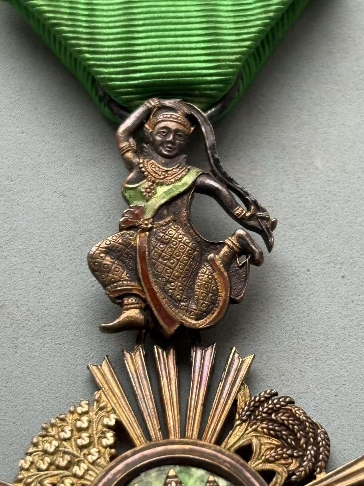 盛世勋华——号角文化勋章邮票专场拍卖第288期 柬埔寨骑士级索瓦塔拉皇家勋章 银制早期版 法国生产 带原盒 （授予在农业、经济和公共工程领域做出杰出贡献的人士）