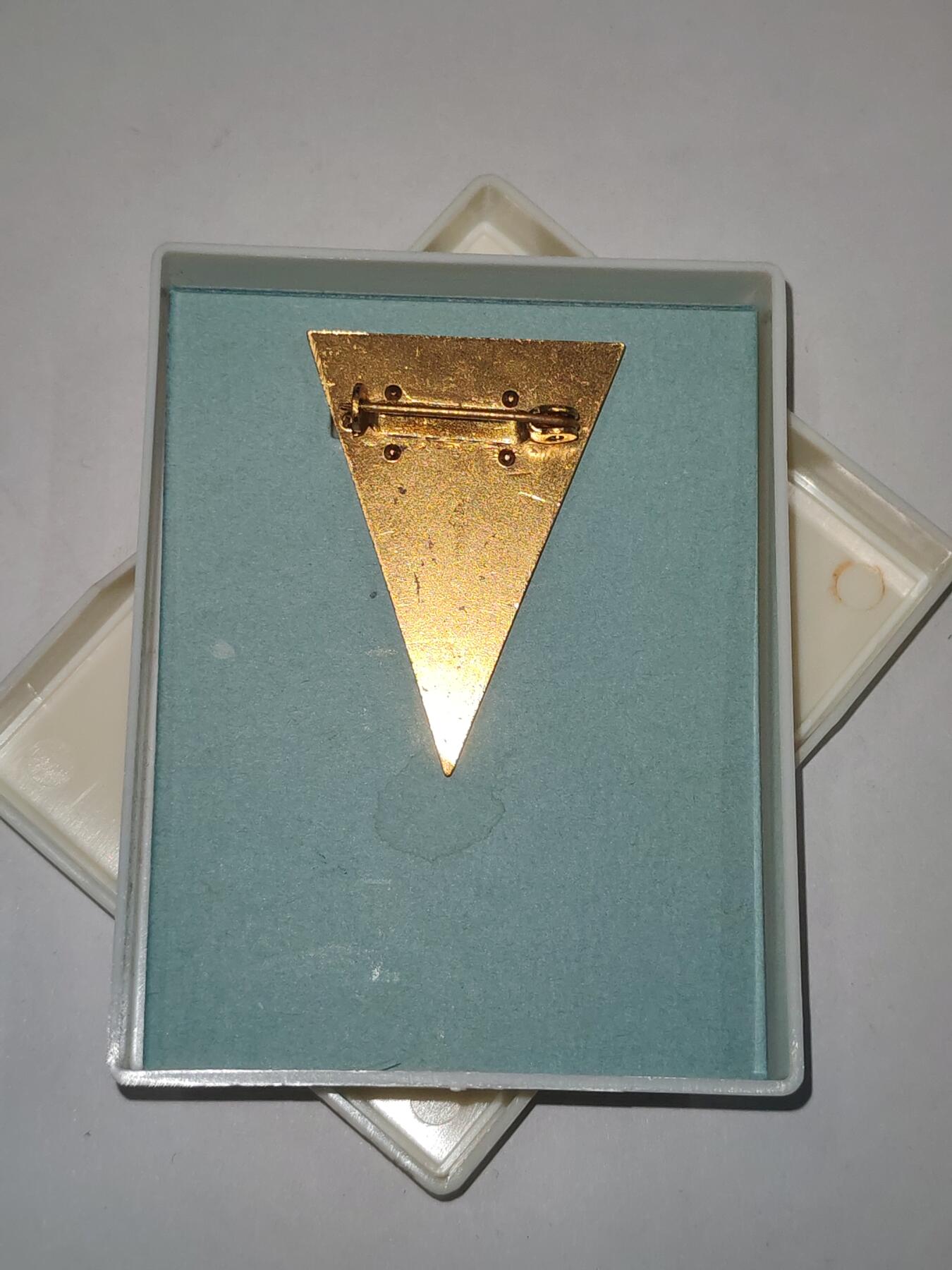 韵星假日精品2025秋季军品类拍卖会-- Rimey Holidays Boutique 2025 Autumn Militaria Sale 民主德国斯塔西国家安全学院毕业校徽带原盒