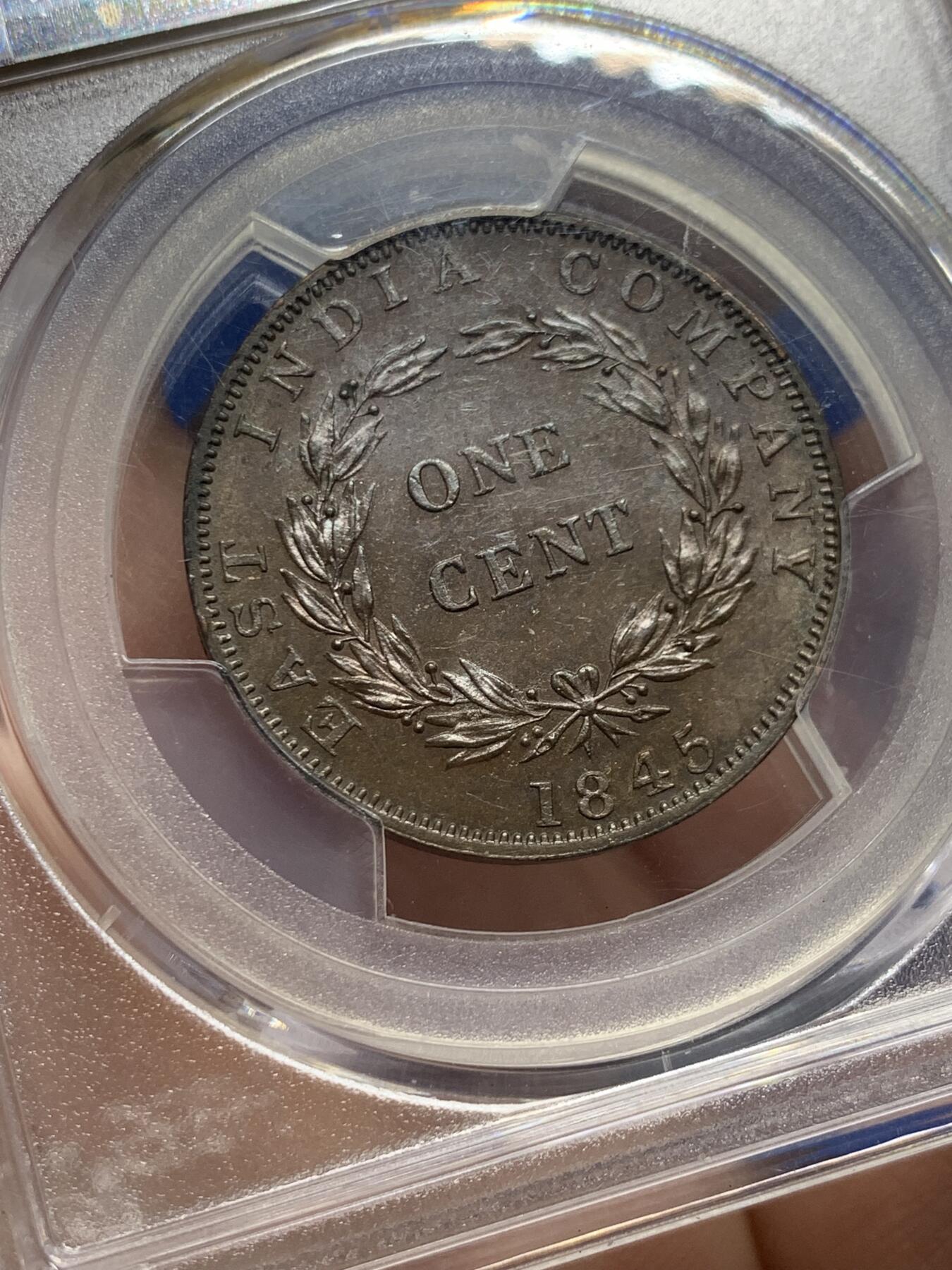 《竞宝斋》第437场 周日，周一2场连拍 （全场包邮） NGC MS62BN 英属海峡1845年小维1分大铜币，海峡首年，丝滑巧克力。漂亮的专属版本女王年轻头像，流通充分，大热品种，N盒AU58分SBP拍卖180美元不含佣成交，MS非常难得。背面支撑有磕，细节见图。