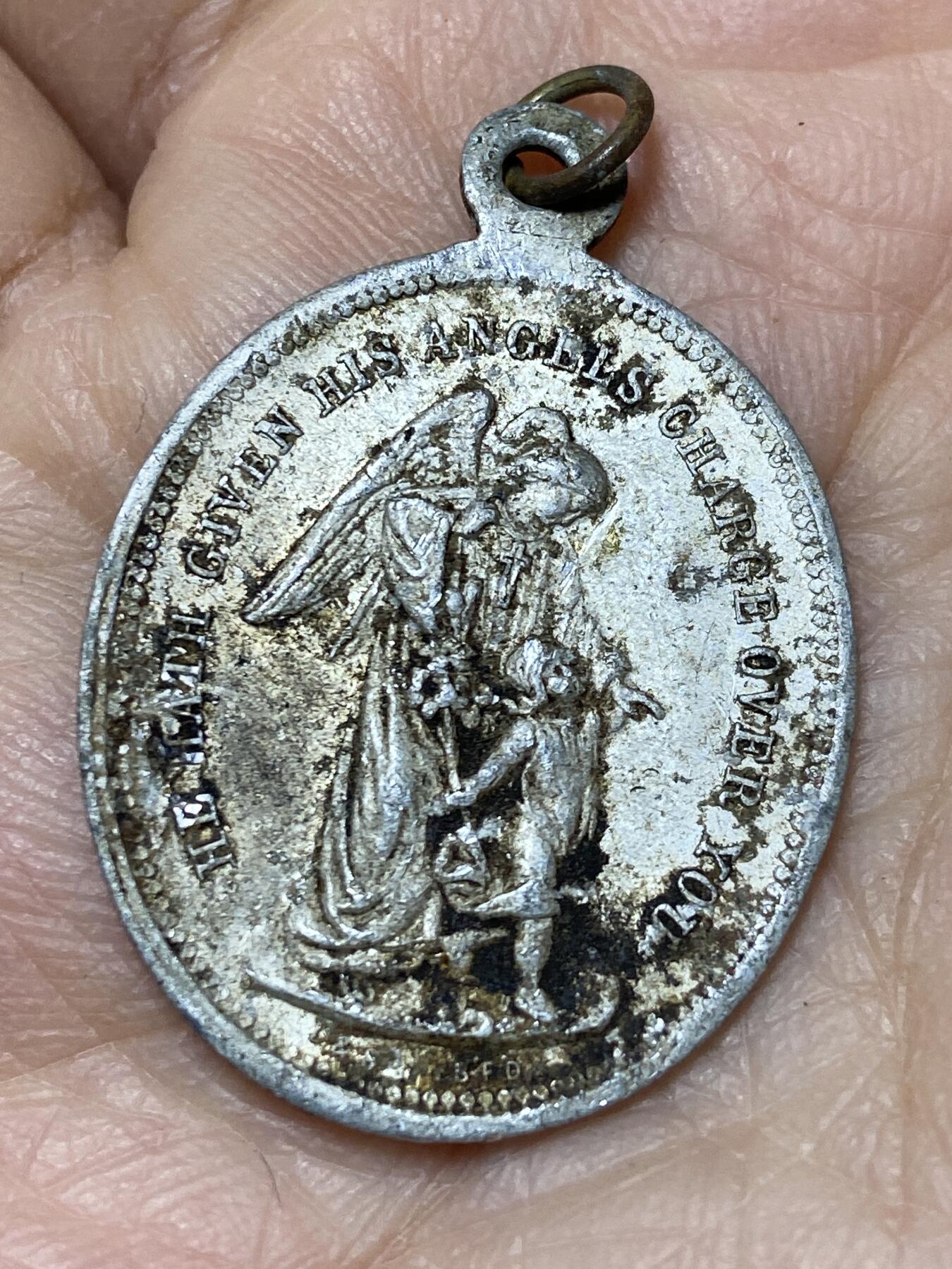 2025年第一百二十七场(总第一百五十三场）外国好品章牌、散币(免佣金) 守护天使宗教章牌，重1.66克