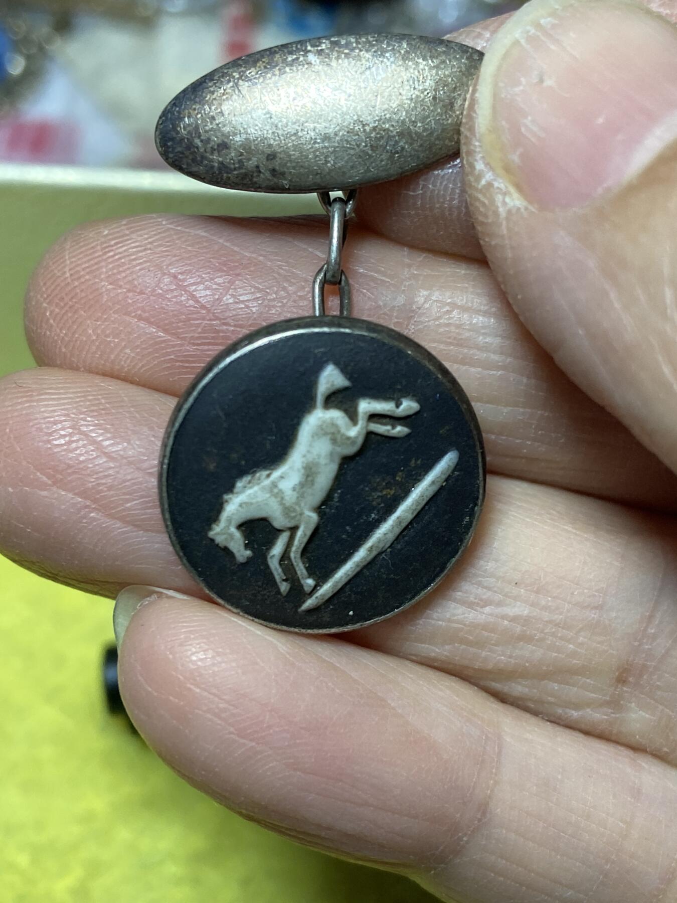 2025年第一百二十七场(总第一百五十三场）外国好品章牌、散币(免佣金) 纯银复古挂件，重4.34克(边框是银制，中心黑色部分材质不明)