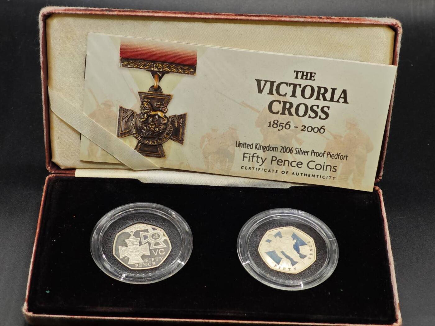 【淘币小摊】实时拍第七百九十五拍   银币套币场   满百包邮可预留二周 每周一统一发货   （稀少）2006年英国50便士2枚加厚精制银币套 维多利亚十字勋章 2X16克925银 发行量5千 盒证全