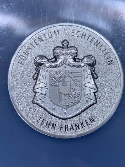 《竞宝斋》第437场 周日，周一2场连拍 （全场包邮） NGC MS70 列支敦士登2024年瑞士法郎诞生100周年 莱茵河谷 2盎司银币 首期蓝标 加大盒封装