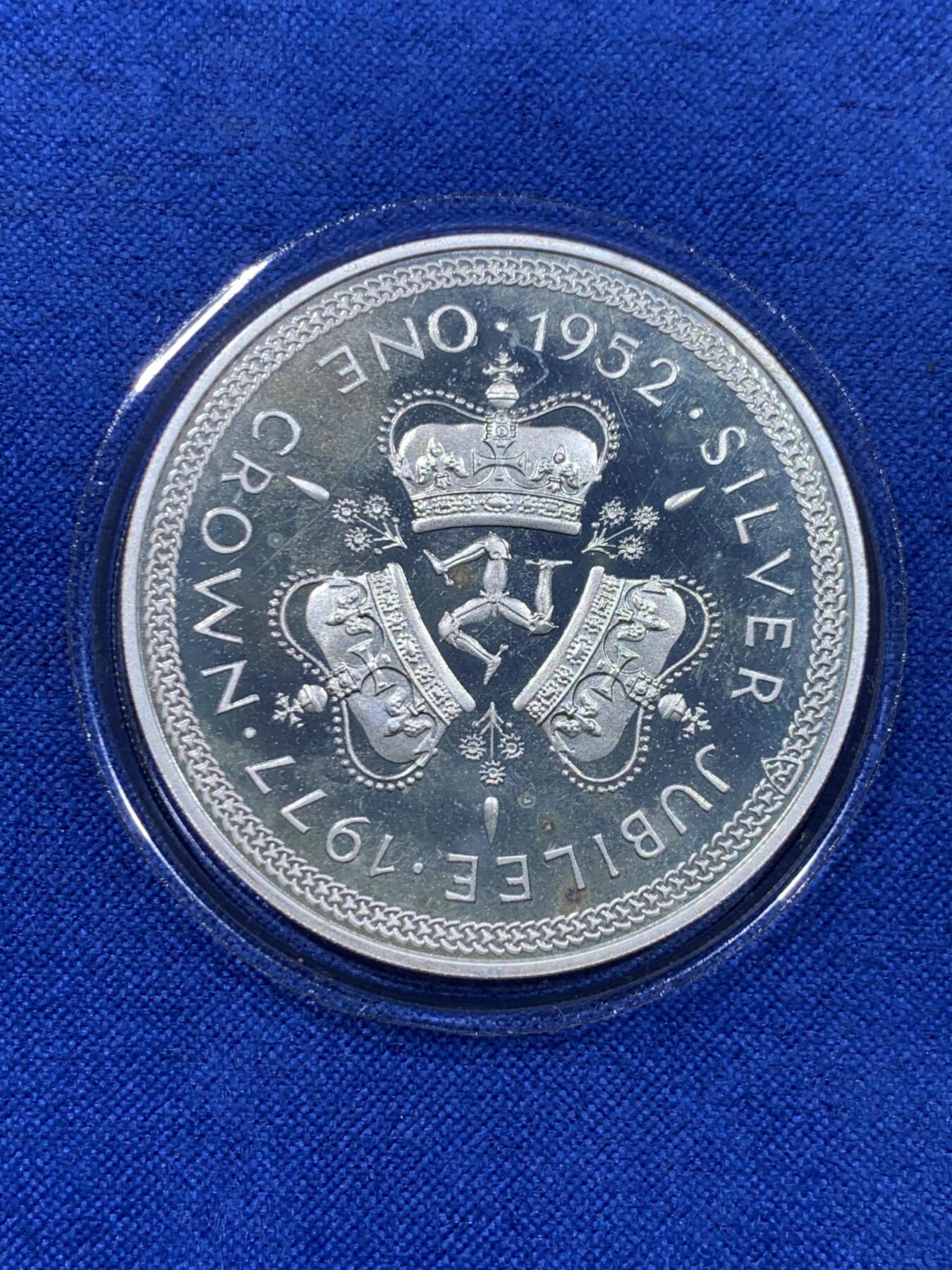 《竞宝斋》第437场 周日，周一2场连拍 （全场包邮） 马恩岛1977年伊丽莎白二世女王登基25周年1克朗银币 带盒