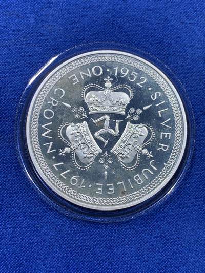 《竞宝斋》第437场 周日，周一2场连拍 （全场包邮） 马恩岛1977年伊丽莎白二世女王登基25周年1克朗银币 带盒