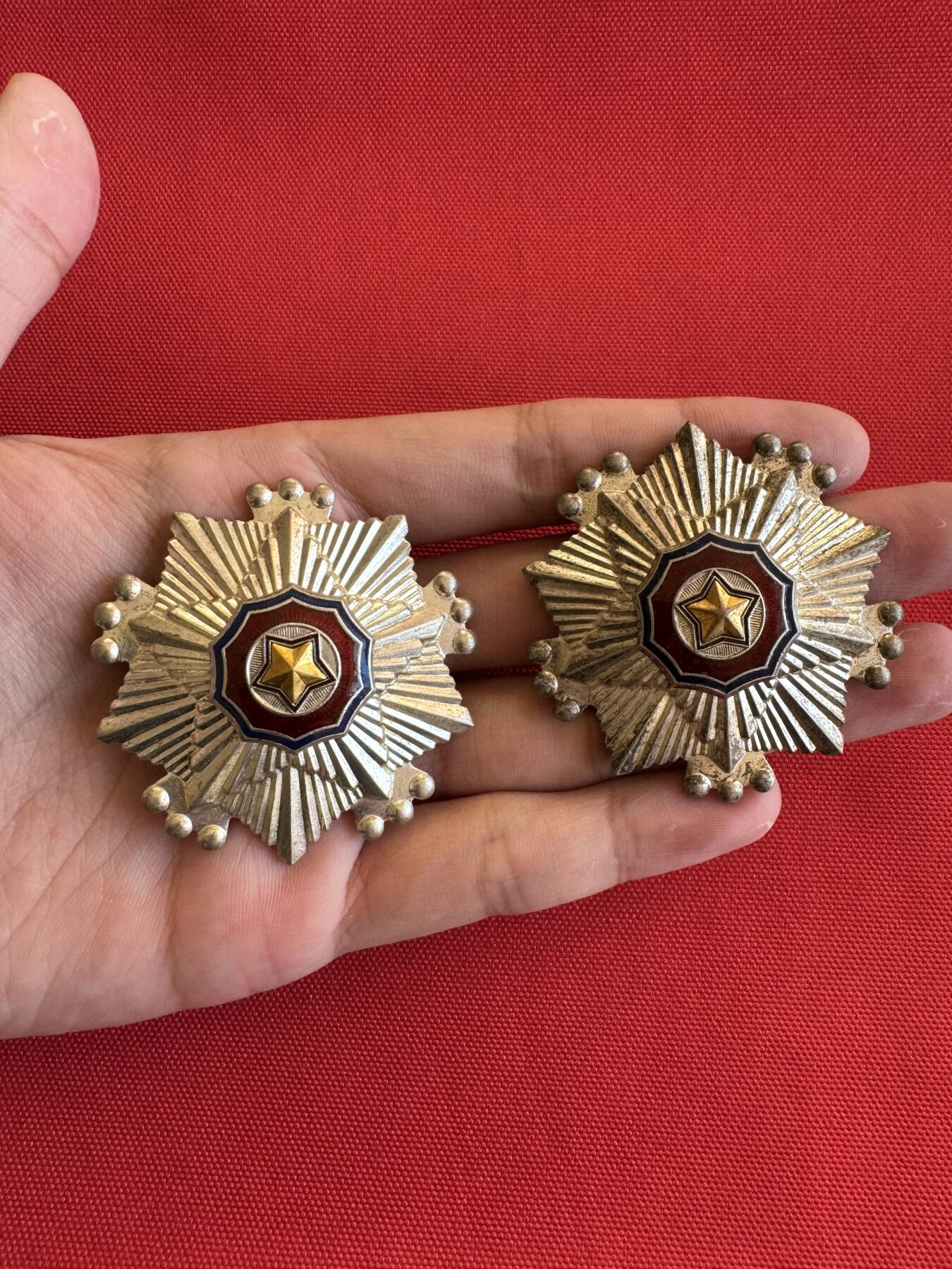 五哥徽章群   11号周二晚上八点4群联拍 朝鲜三级国旗