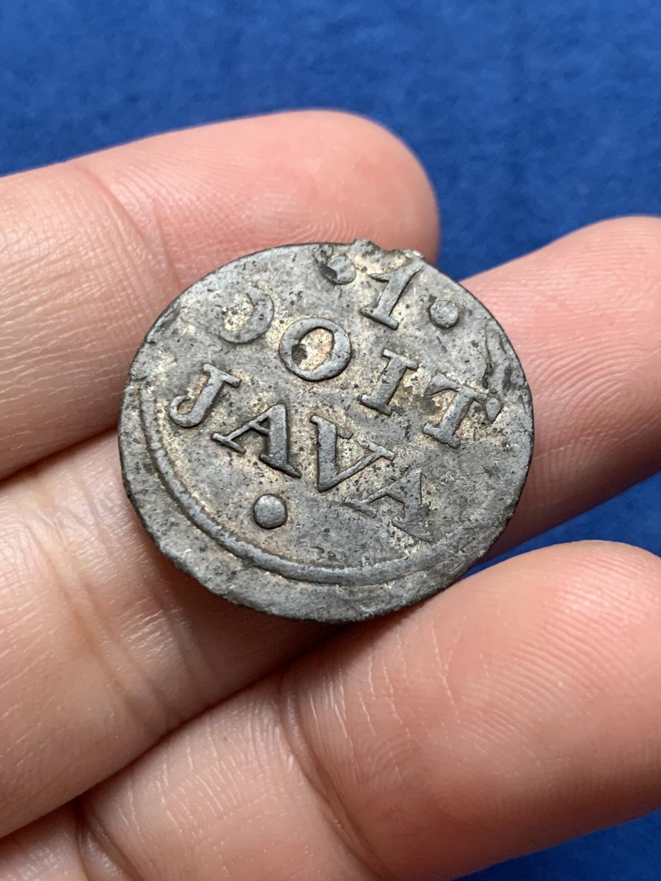 《竞宝斋》第437场 周日，周一2场连拍 （全场包邮） 英属东印度公司爪哇岛锡币，拿破仑战争时期，1814年英属东印度公司占领爪哇岛所打制发行的货币，正面：东印度公司标记VEIC 缩写标记，年份1814，背面：面值1 Duit，热带地区外加材质好品保存不易，少见品种。