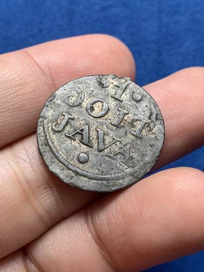 《竞宝斋》第437场 周日，周一2场连拍 （全场包邮） 英属东印度公司爪哇岛锡币，拿破仑战争时期，1814年英属东印度公司占领爪哇岛所打制发行的货币，正面：东印度公司标记VEIC 缩写标记，年份1814，背面：面值1 Duit，热带地区外加材质好品保存不易，少见品种。