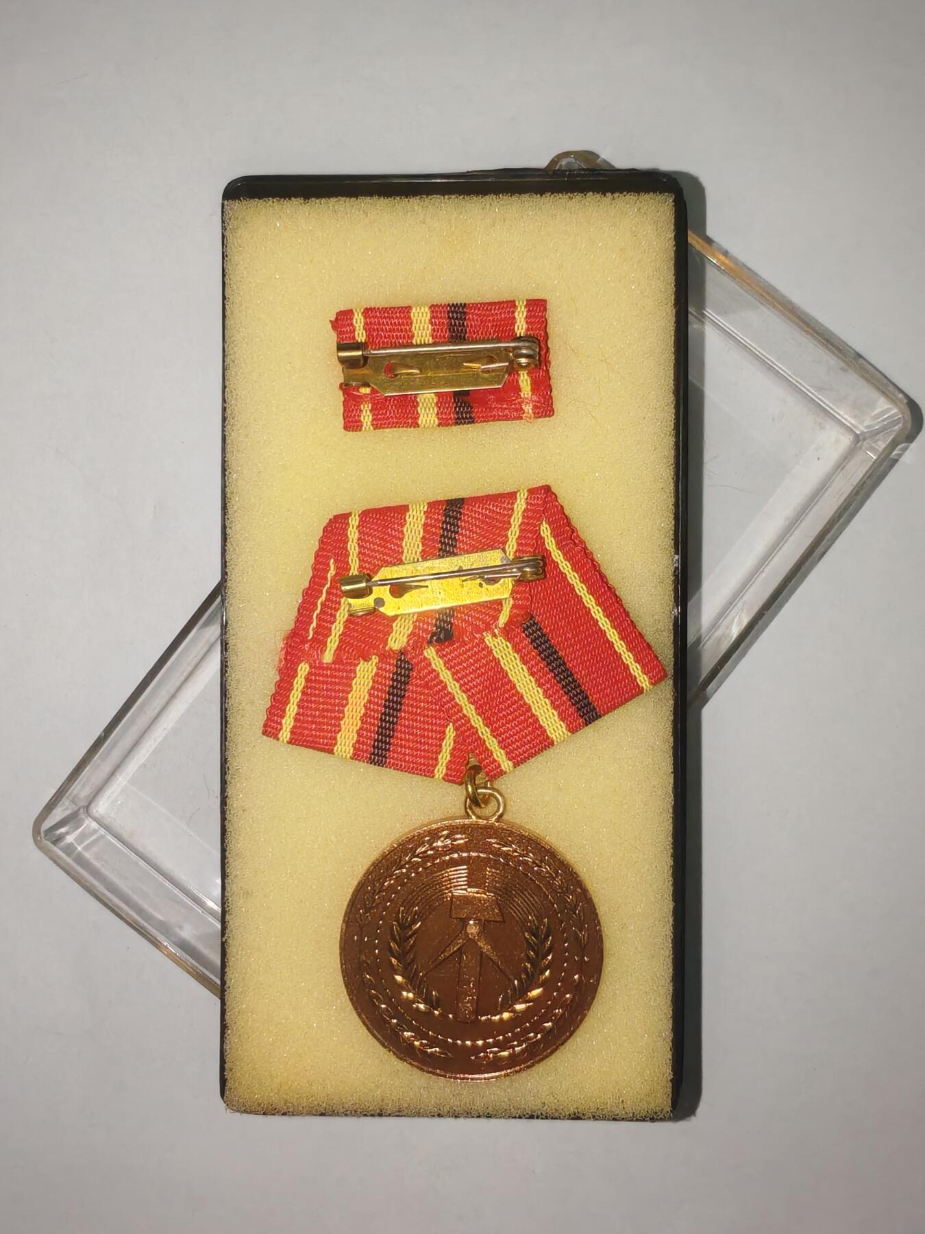 韵星假日精品2025秋季军品类拍卖会-- Rimey Holidays Boutique 2025 Autumn Militaria Sale 民主德国工人阶级战斗队金级功绩奖章