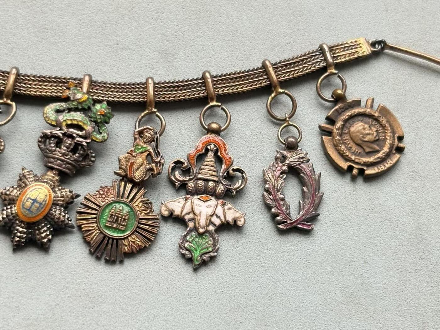 盛世勋华——号角文化勋章邮票专场拍卖第288期 法国11联迷你礼服链 （珠宝定制版）包括：荣誉军团勋章.战斗十字奖章.一战胜利奖章.一战战争纪念奖章.一战东方战役奖章.柬埔寨王室勋章.安南青龙勋章.柬埔寨索瓦塔拉皇家勋章.老挝万象及白伞勋章.学术棕榈勋章.塞尔维亚一战奖章 部分银制 东南亚勋章少见