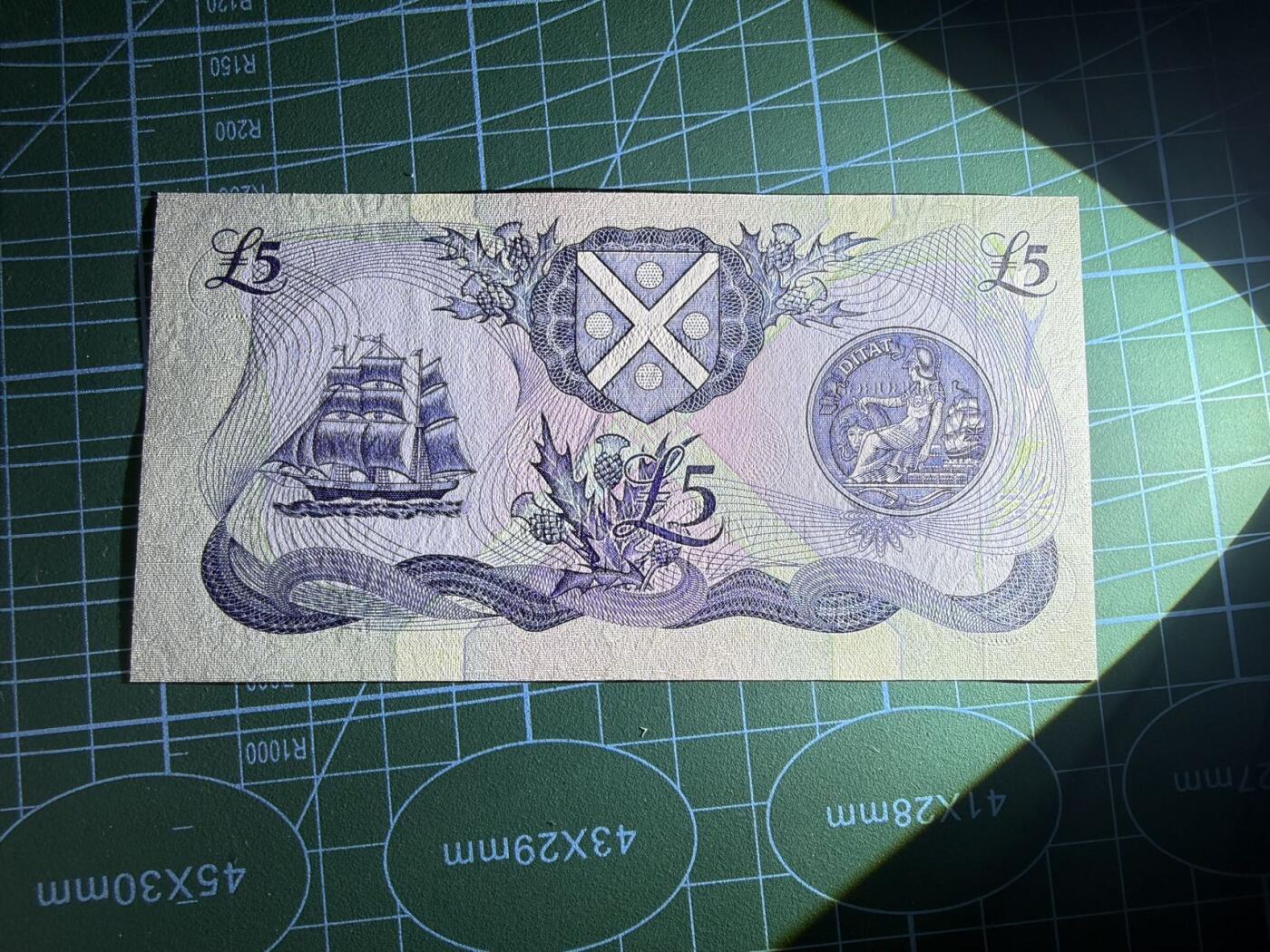 【炜奕收藏】，第五十期 1990年苏格兰银行5镑，UNC品相，下方有轻微拖墨，号码无347