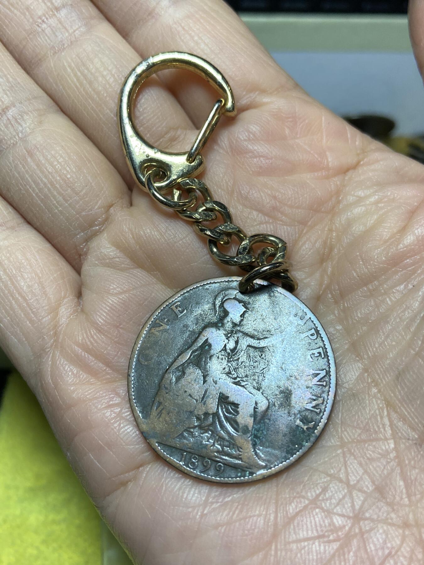 2025年第一百二十七场(总第一百五十三场）外国好品章牌、散币(免佣金) 英国🇬🇧1899年1便士钥匙扣(维多利亚女王老年披纱)，重13.45克