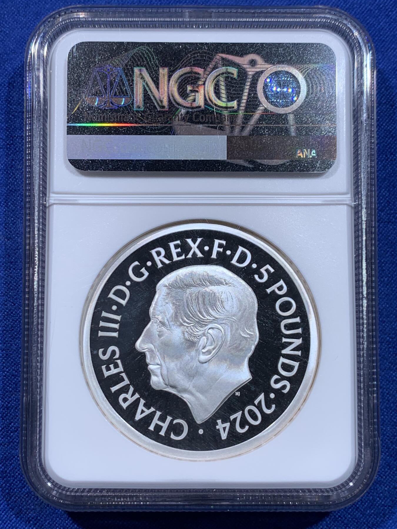 《竞宝斋》第437场 周日，周一2场连拍 （全场包邮） NGC PF69UC 英国2024年伟大雕刻师系列-圣乔治屠龙 马剑 5镑精制2盎司银币 999银 62.86克 首期蓝标 加厚盒