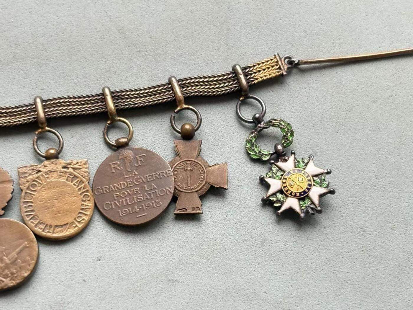 盛世勋华——号角文化勋章邮票专场拍卖第288期 法国11联迷你礼服链 （珠宝定制版）包括：荣誉军团勋章.战斗十字奖章.一战胜利奖章.一战战争纪念奖章.一战东方战役奖章.柬埔寨王室勋章.安南青龙勋章.柬埔寨索瓦塔拉皇家勋章.老挝万象及白伞勋章.学术棕榈勋章.塞尔维亚一战奖章 部分银制 东南亚勋章少见