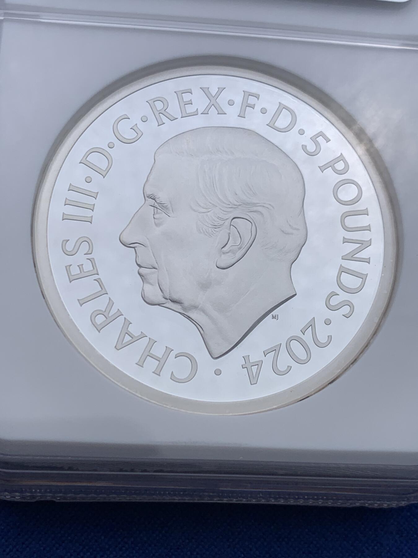 《竞宝斋》第437场 周日，周一2场连拍 （全场包邮） NGC PF69UC 英国2024年伟大雕刻师系列-圣乔治屠龙 马剑 5镑精制2盎司银币 999银 62.86克 首期蓝标 加厚盒