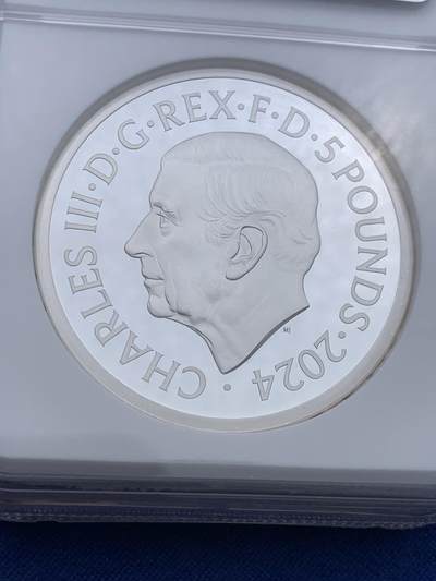 《竞宝斋》第437场 周日，周一2场连拍 （全场包邮） NGC PF69UC 英国2024年伟大雕刻师系列-圣乔治屠龙 马剑 5镑精制2盎司银币 999银 62.86克 首期蓝标 加厚盒