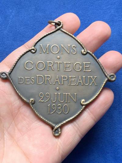 《竞宝斋》第437场 周日，周一2场连拍 （全场包邮） 1930年比利时蒙斯市旗游行纪念铜章 异形章 89.15克 57mm