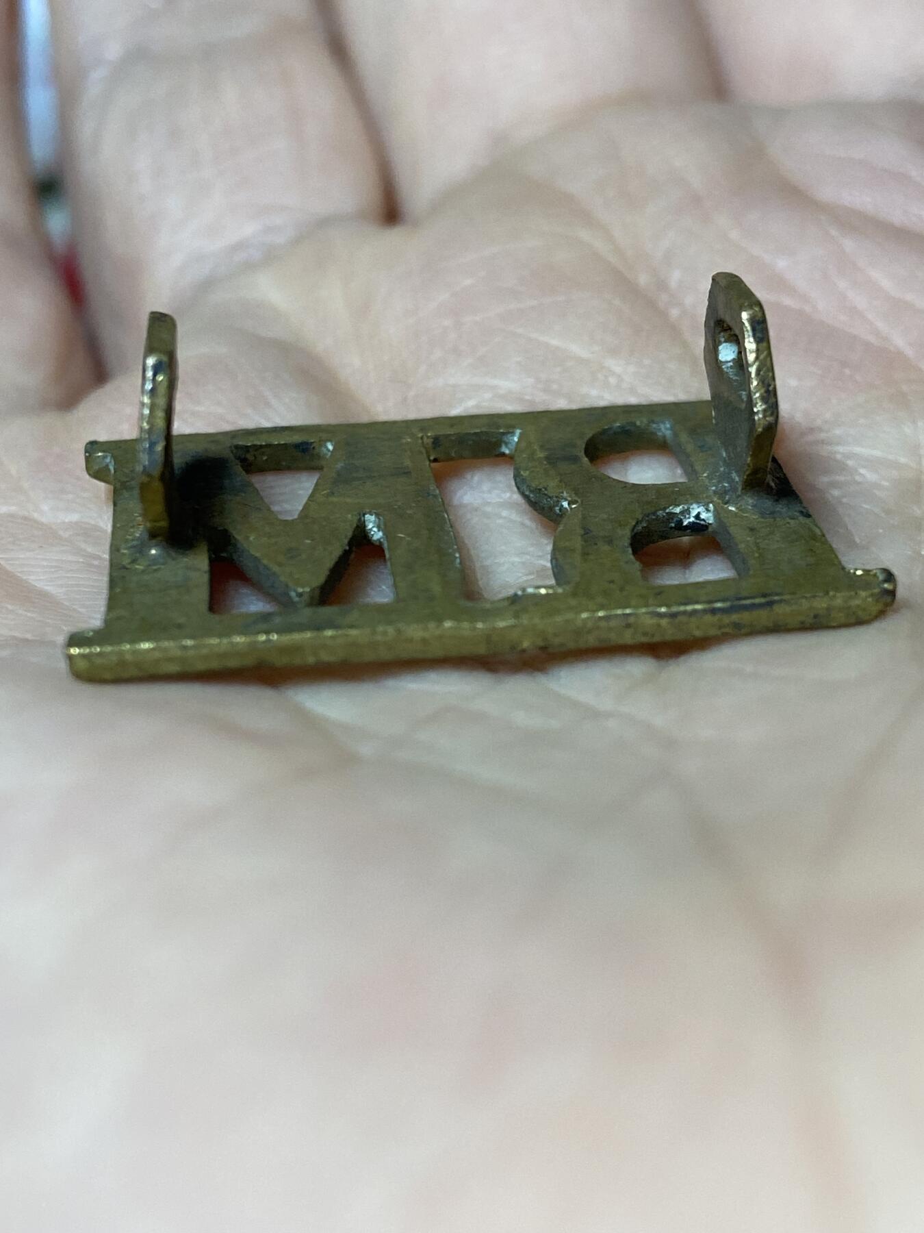 2025年第一百二十七场(总第一百五十三场）外国好品章牌、散币(免佣金) RM字样标牌，重5.01克