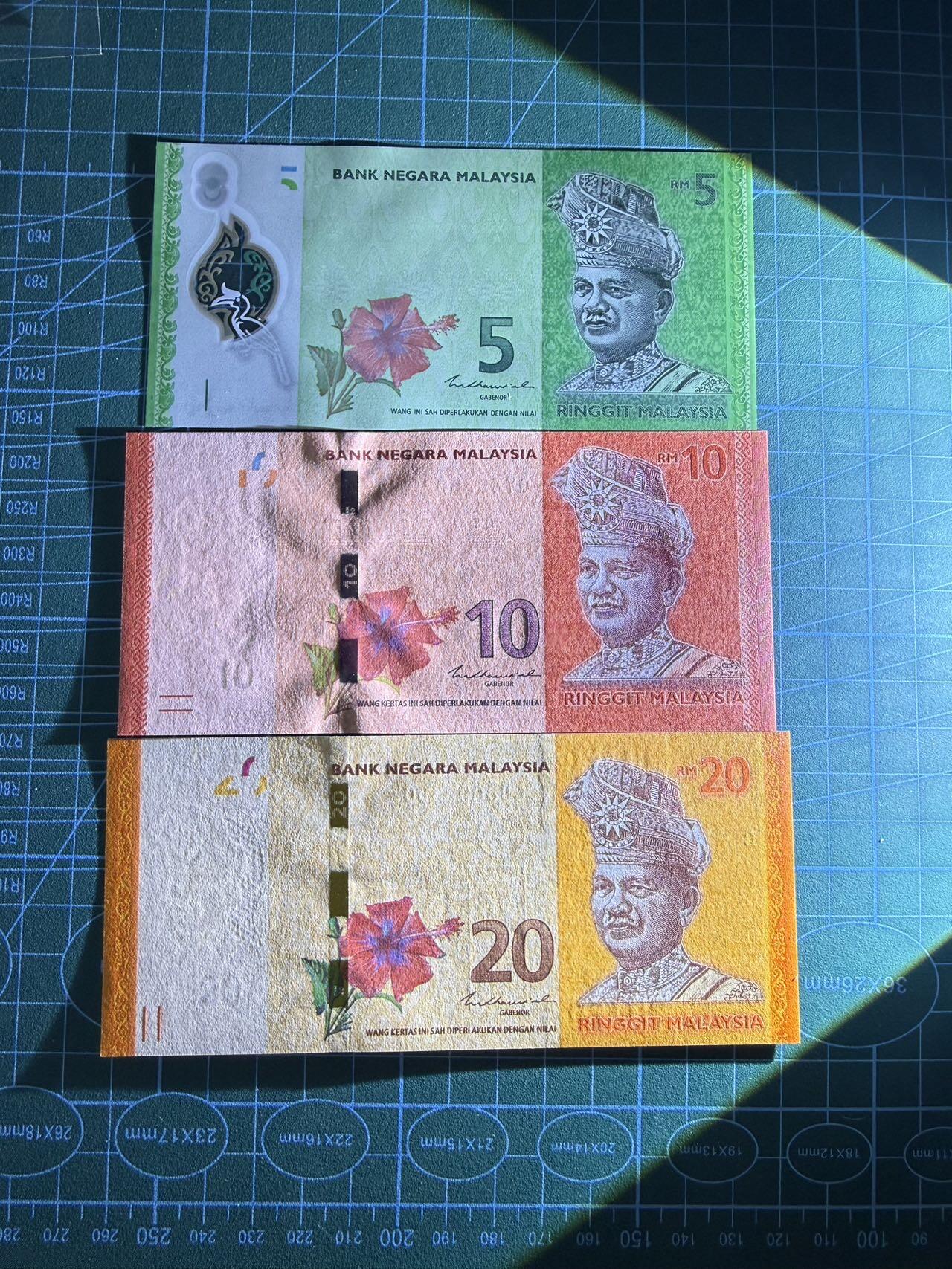 【炜奕收藏】，第五十期 马来西亚5-20林吉特，UNC品相，包含一张无47和一张豹子号