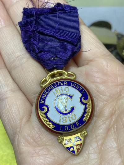 2025年第一百二十七场(总第一百五十三场）外国好品章牌、散币(免佣金) - 英国🇬🇧曼彻斯特团结独立奥德费洛兄弟会百年纪念徽章，重11.84克