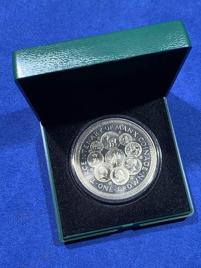 《竞宝斋》第437场 周日，周一2场连拍 （全场包邮） 1979年马恩岛货币300周年1克朗纪念币 带盒