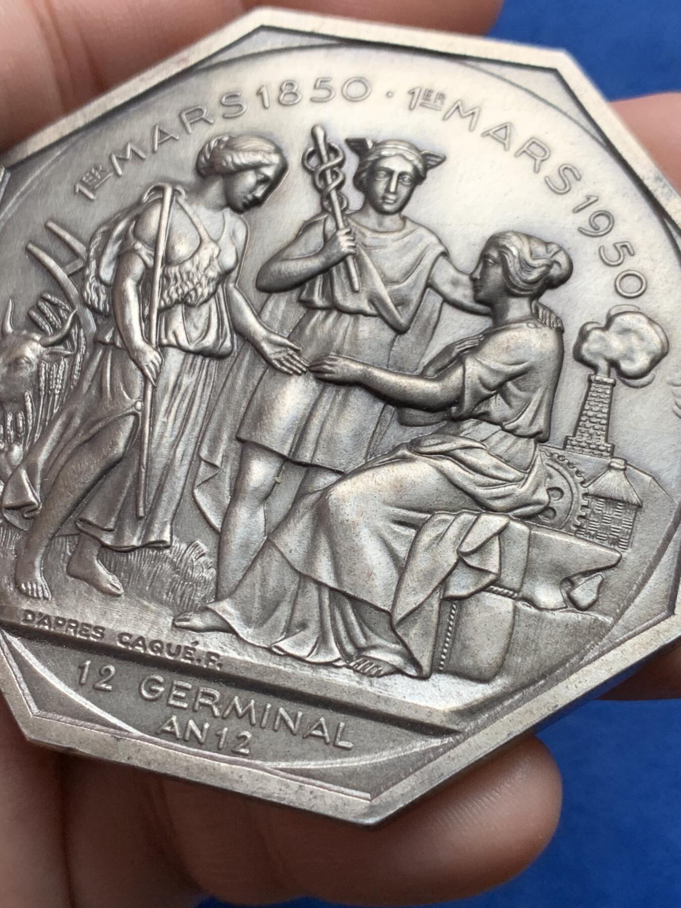 《竞宝斋》第437场 周日，周一2场连拍 （全场包邮） 法国埃纳省圣康坦工商会镀银大铜章，直径62.8mm，重约136.9g，边铭：1980 丰饶角BRONZE，正面刻画代表工农商的三位人物，少见。