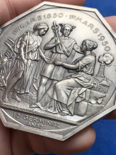 《竞宝斋》第437场 周日，周一2场连拍 （全场包邮） 法国埃纳省圣康坦工商会镀银大铜章，直径62.8mm，重约136.9g，边铭：1980 丰饶角BRONZE，正面刻画代表工农商的三位人物，少见。