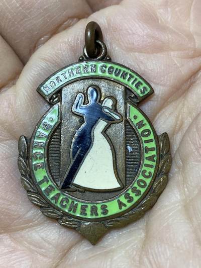 2025年第一百二十七场(总第一百五十三场）外国好品章牌、散币(免佣金) - 英国🇬🇧北方郡舞蹈教师协会的赛事奖牌，重8克