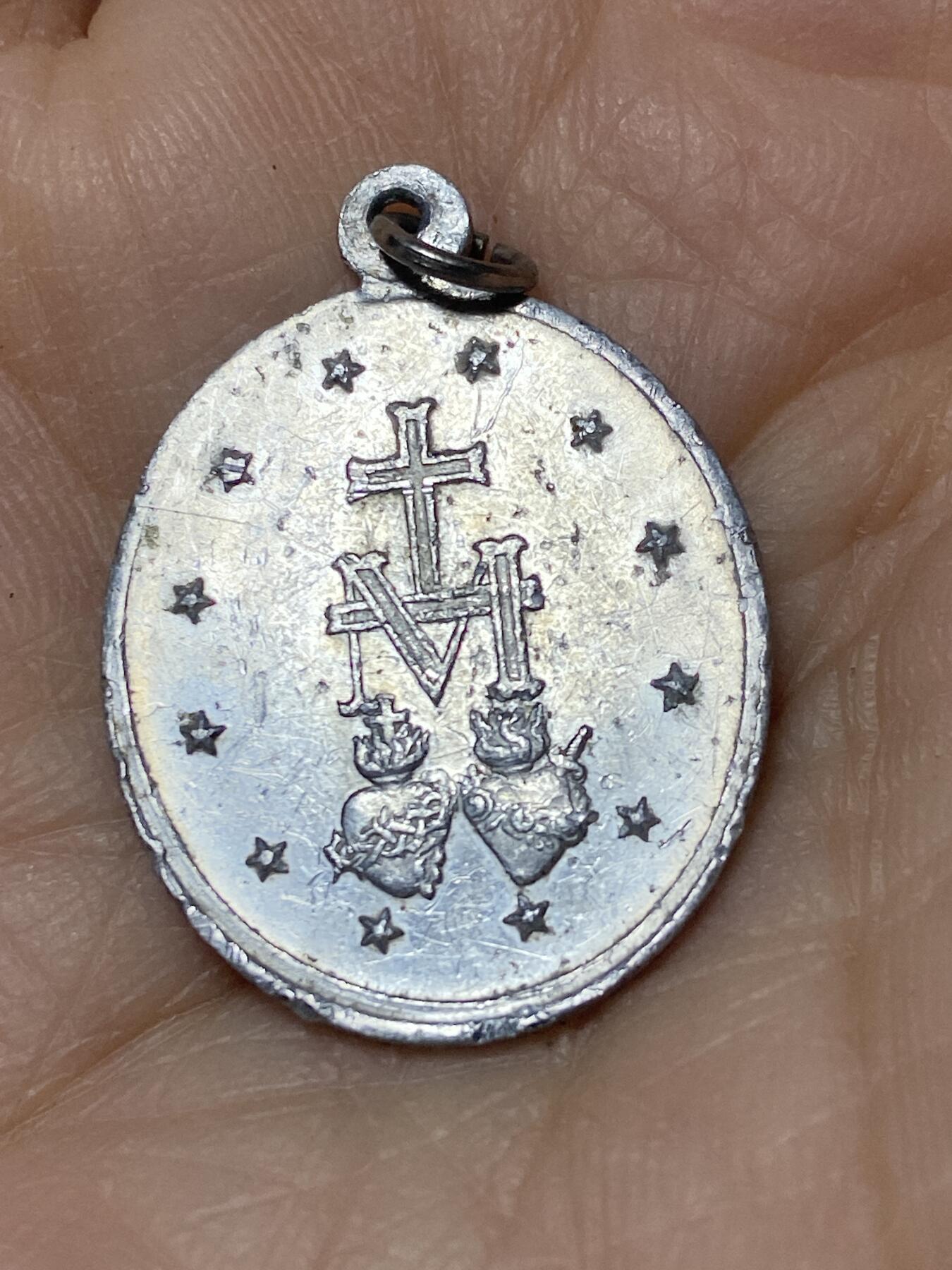 2025年第一百二十七场(总第一百五十三场）外国好品章牌、散币(免佣金) 圣母无玷圣心圣牌，重0.97克