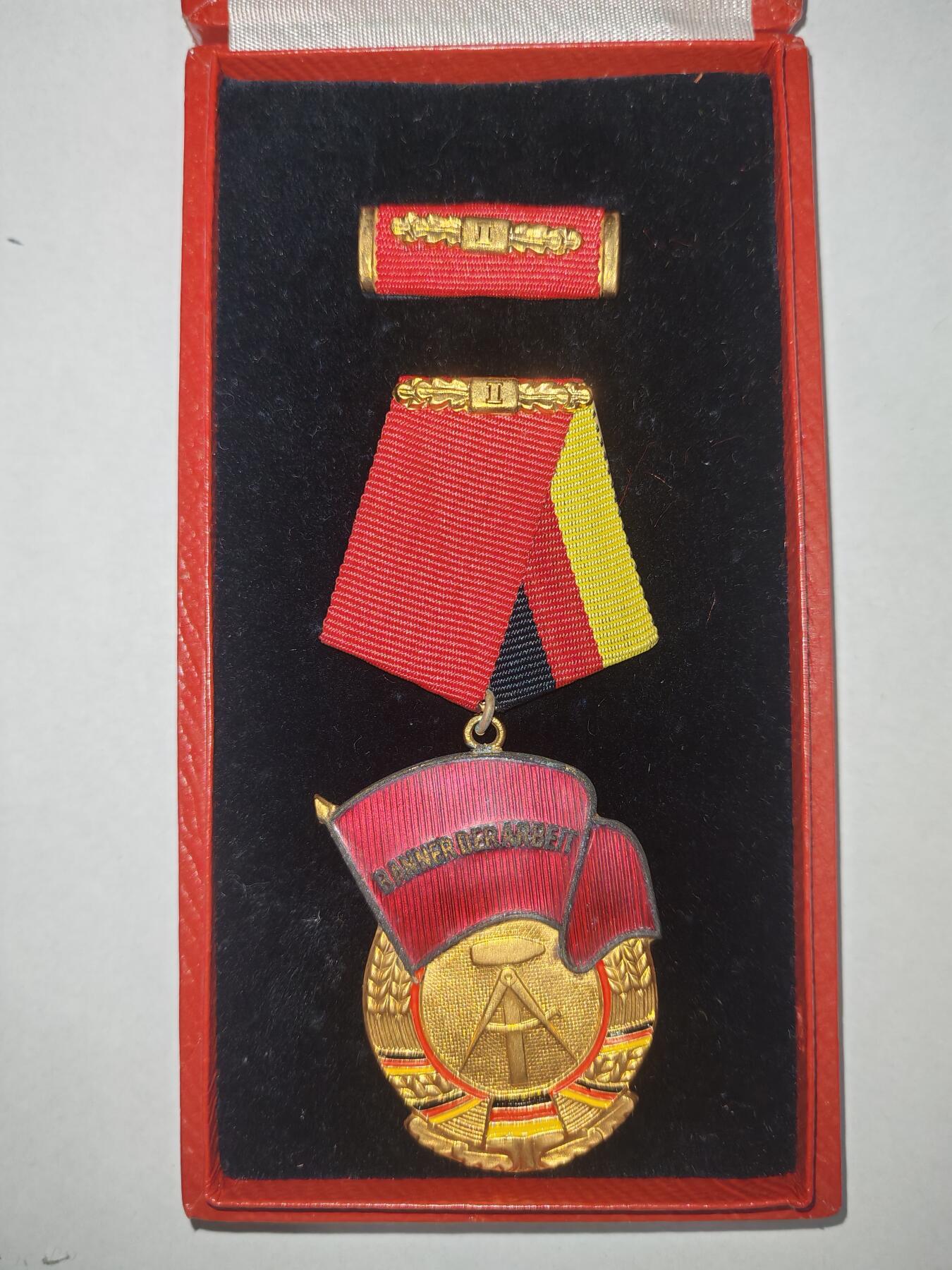 韵星假日精品2025秋季军品类拍卖会-- Rimey Holidays Boutique 2025 Autumn Militaria Sale 民主德国一级劳动红旗勋章带原盒