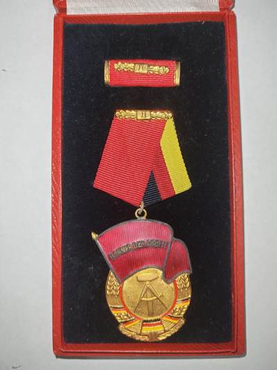 韵星假日精品2025秋季军品类拍卖会-- Rimey Holidays Boutique 2025 Autumn Militaria Sale - 民主德国一级劳动红旗勋章带原盒