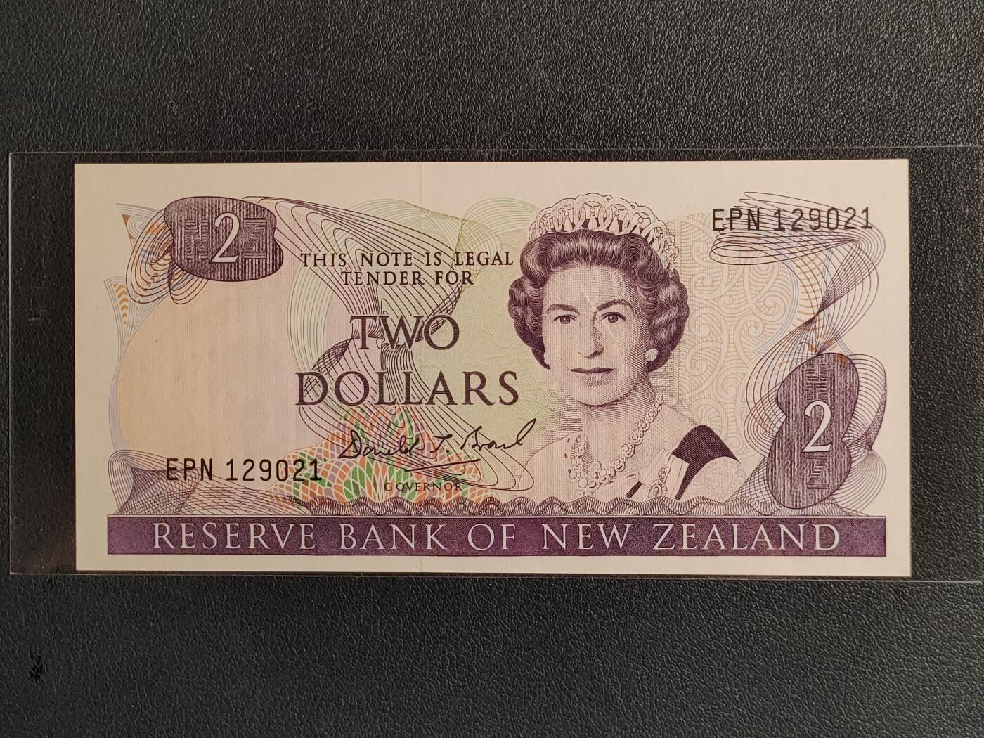 中外各国钞、纪念钞、券专场（第三十三场） 【绝版】1981～1992年新西兰2圆刺鹩/女王版全新老纸钞 大洋洲钱币 灯下有斑 介意勿拍