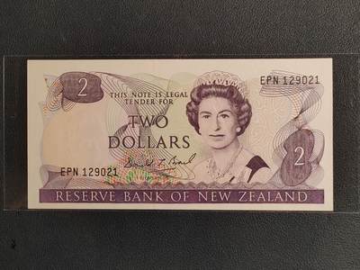 中外各国钞、纪念钞、券专场（第三十三场） - 【绝版】1981～1992年新西兰2圆刺鹩/女王版全新老纸钞 大洋洲钱币 灯下有斑 介意勿拍