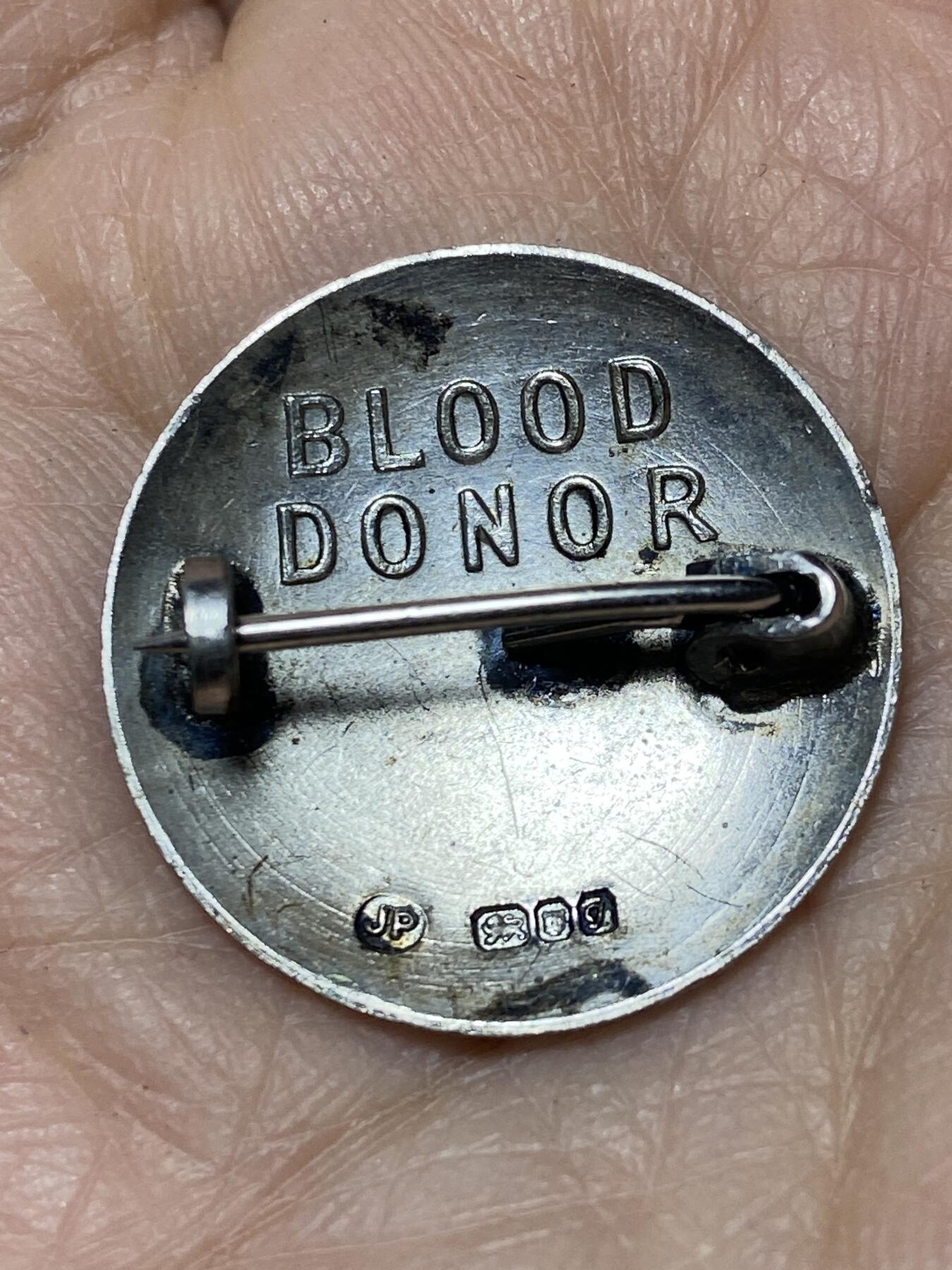 2025年第一百二十七场(总第一百五十三场）外国好品章牌、散币(免佣金) 献血者身份银制胸针，重5.20克