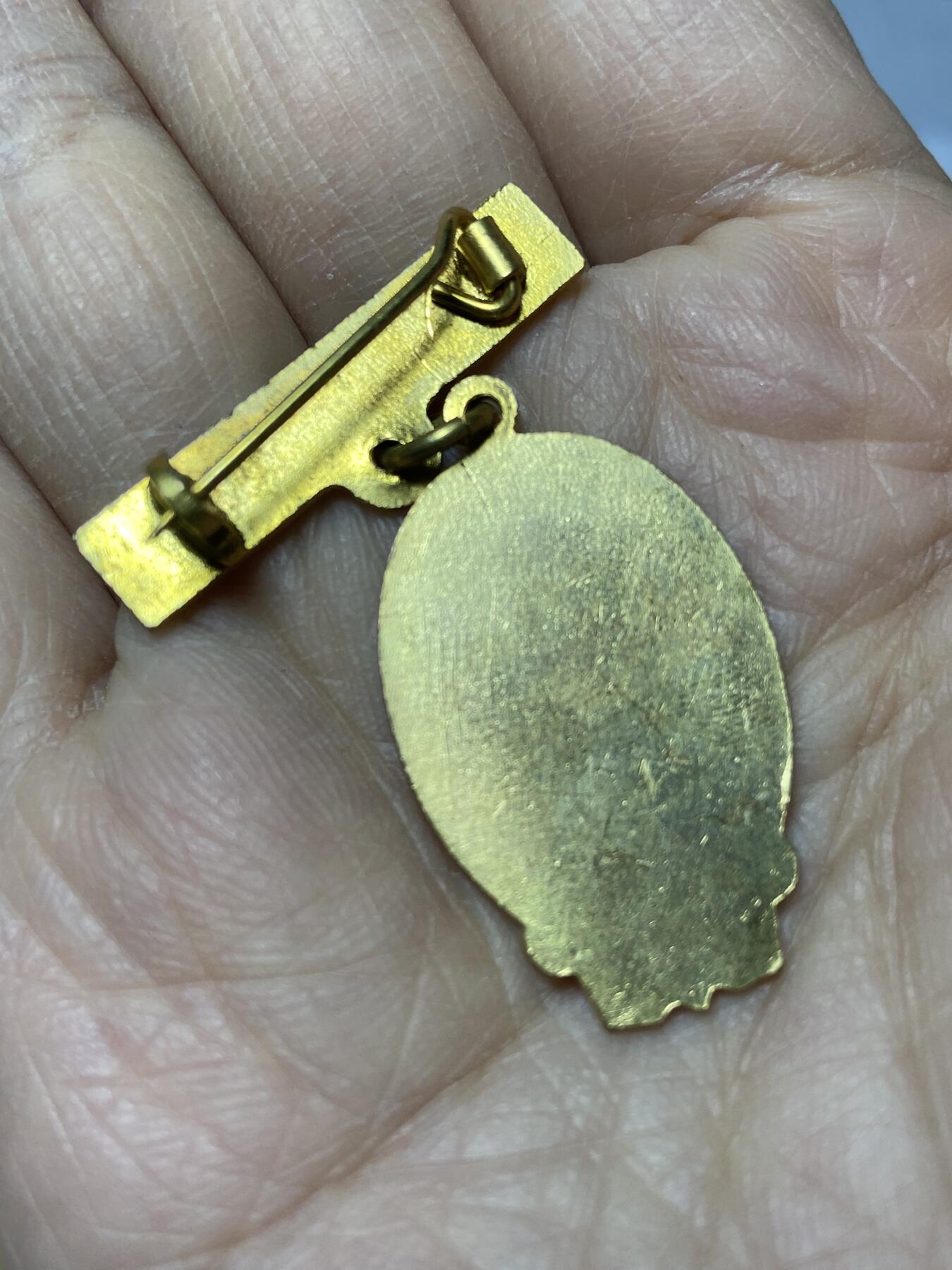 2025年第一百二十七场(总第一百五十三场）外国好品章牌、散币(免佣金) 镀金–苏格兰著名诗人罗伯特·彭斯诞辰200周年彭斯联合会纪念徽章，重9克