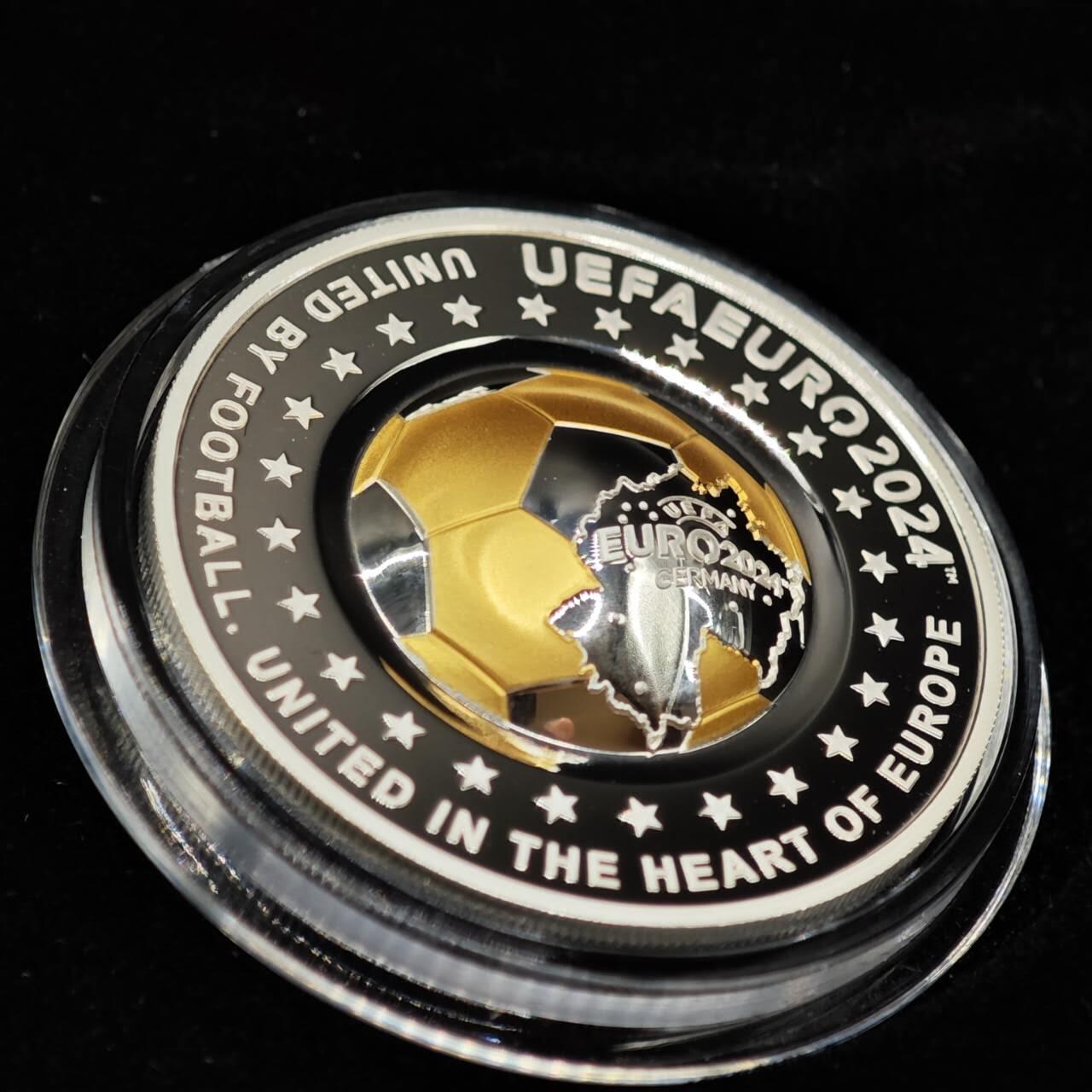 【淘币小摊】实时拍第七百九十五拍   银币套币场   满百包邮可预留二周 每周一统一发货   （罕见）2024年哈萨克斯坦100坚戈精制高浮雕镀金银币 2024年欧洲杯 20克925银镀0.03克999金 发行量2500 盒证全 国外售价在7百以上不含运费和税！