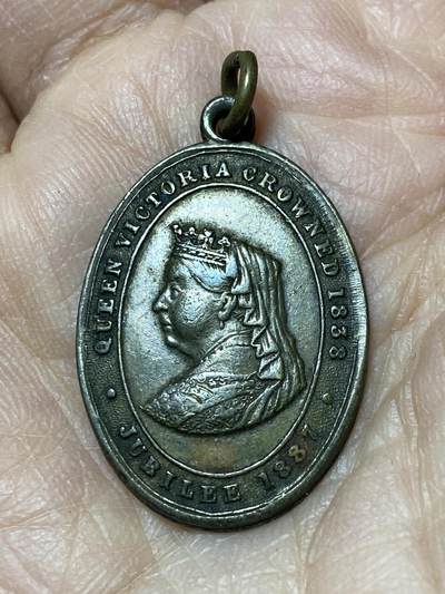 2025年第一百二十七场(总第一百五十三场）外国好品章牌、散币(免佣金) - 英国🇬🇧1887年维多利亚女王登基50周年金禧纪念章，重4.64克