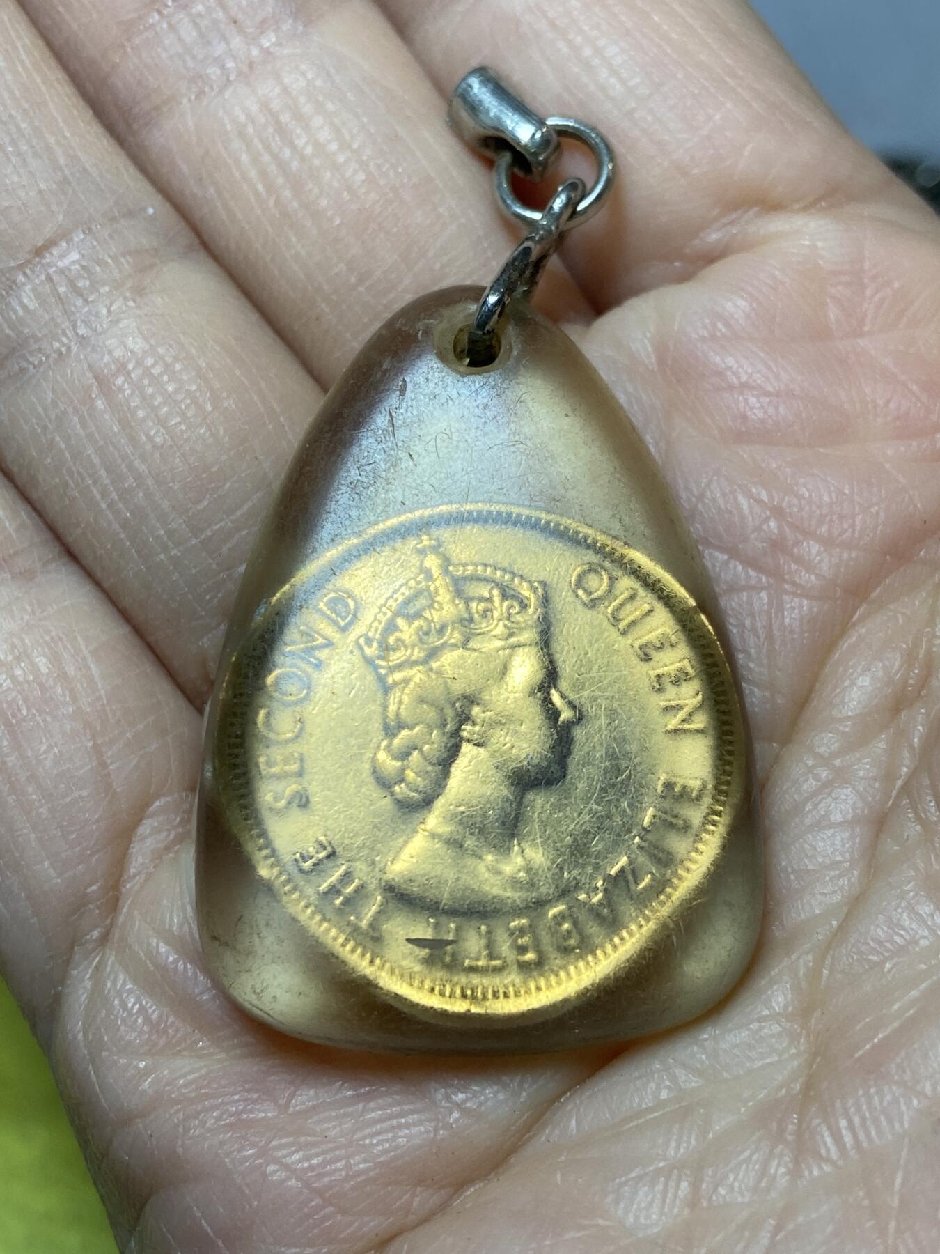 2025年第一百二十七场(总第一百五十三场）外国好品章牌、散币(免佣金) 树脂密封–英属塞浦路斯1955年5米尔吊坠，重12.73克