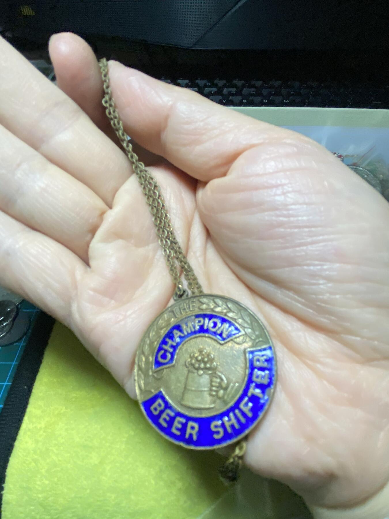 2025年第一百二十七场(总第一百五十三场）外国好品章牌、散币(免佣金) 英国🇬🇧啤酒搬运工技能竞赛冠军纪念徽章，重12.5克