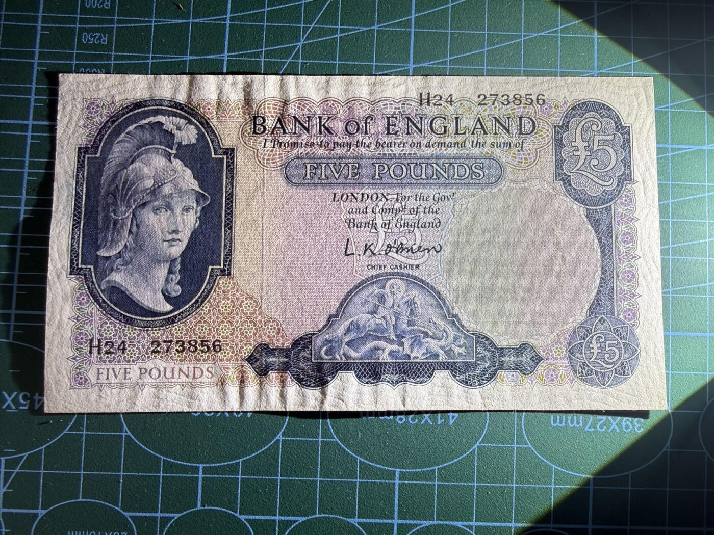 【炜奕收藏】，第五十期 英国B序列5镑，AU品相，强光下有暗折