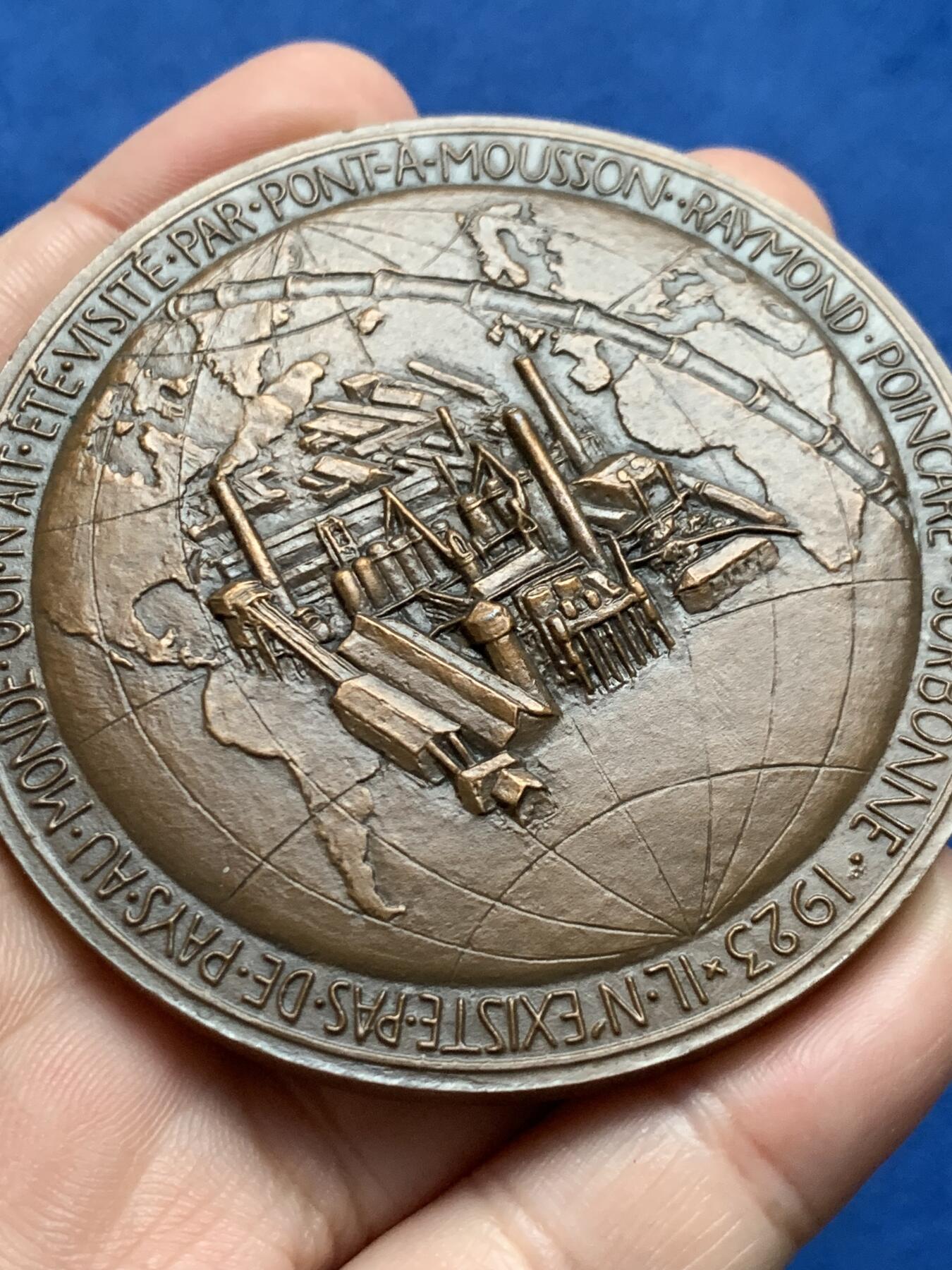 《竞宝斋》第437场 周日，周一2场连拍 （全场包邮） 名家名作 纪念蓬阿穆松市建城100周年大铜章 149克 67.7mm 丰饶角铜标 带盒 背面世界地图漂亮